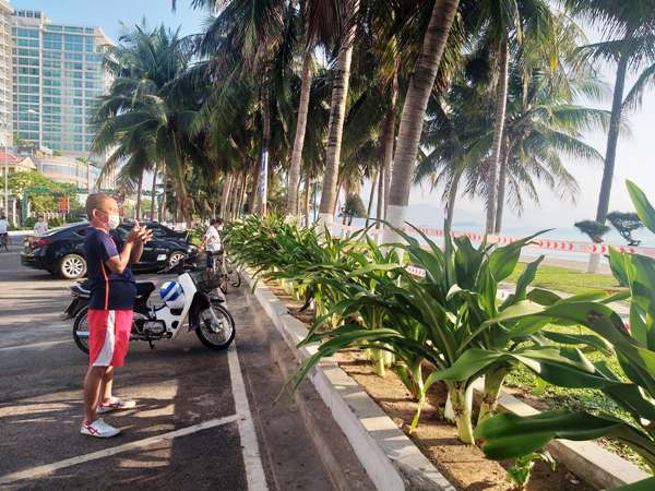 cong vien, bai bien khanh hoa vang ve trong ngay dau cach ly xa hoi hinh 3