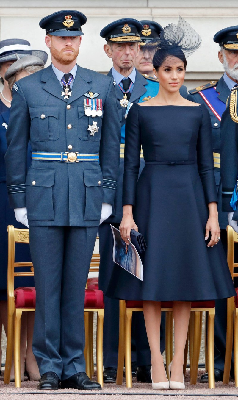 nhung bo vay dep nhat cua meghan markle khi con la thanh vien hoang gia hinh 7
