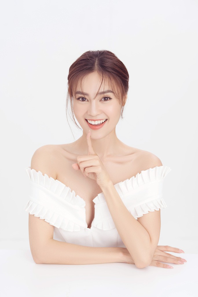 chuyen showbiz: hong nhung vo tinh de lo dien mao ban trai ngoai quoc hinh 7