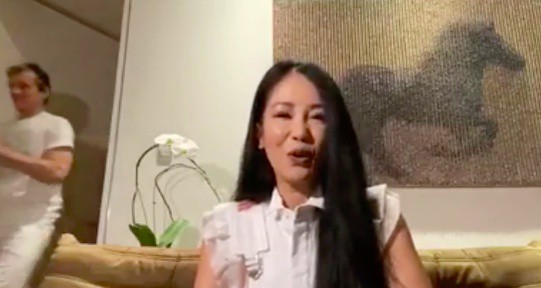 chuyen showbiz: hong nhung vo tinh de lo dien mao ban trai ngoai quoc hinh 1