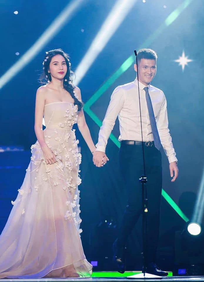 ca si thuy tien mua gao tang ba con ngheo trong dot dich covid-19 hinh 1