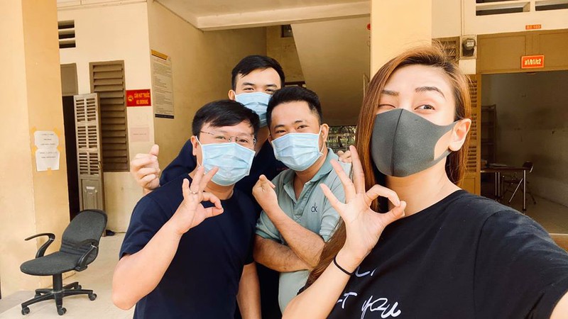 vo hoang yen hanh phuc tro ve nha sau hon 2 tuan cach ly tap trung hinh 2