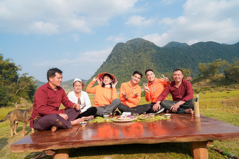 mac van khoa bat ngo tiet lo tai sao "da den mai khong trang noi" hinh 2