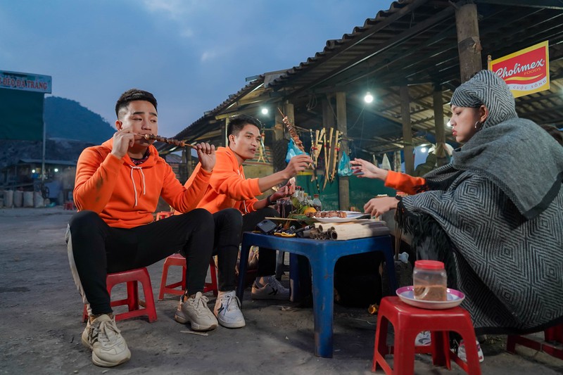mac van khoa bat ngo tiet lo tai sao "da den mai khong trang noi" hinh 1