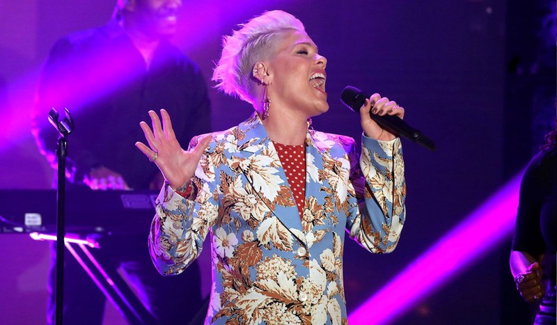 pink va con trai nhiem ncov hinh 1