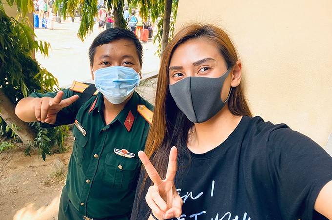 vo hoang yen hanh phuc tro ve nha sau hon 2 tuan cach ly tap trung hinh 3