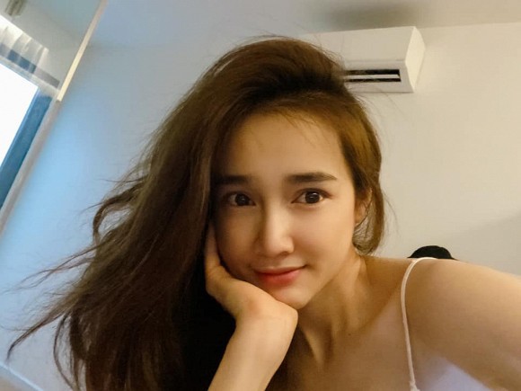 chuyen showbiz: nha phuong khoe mat moc xinh dep du lien tuc mat ngu hinh 1