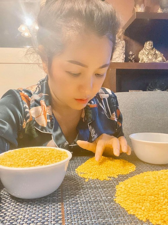 chuyen showbiz: nha phuong khoe mat moc xinh dep du lien tuc mat ngu hinh 5