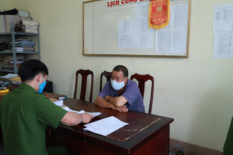 bat 2 doi tuong xe bien ban, danh can bo kiem tra phong chong dich hinh 1