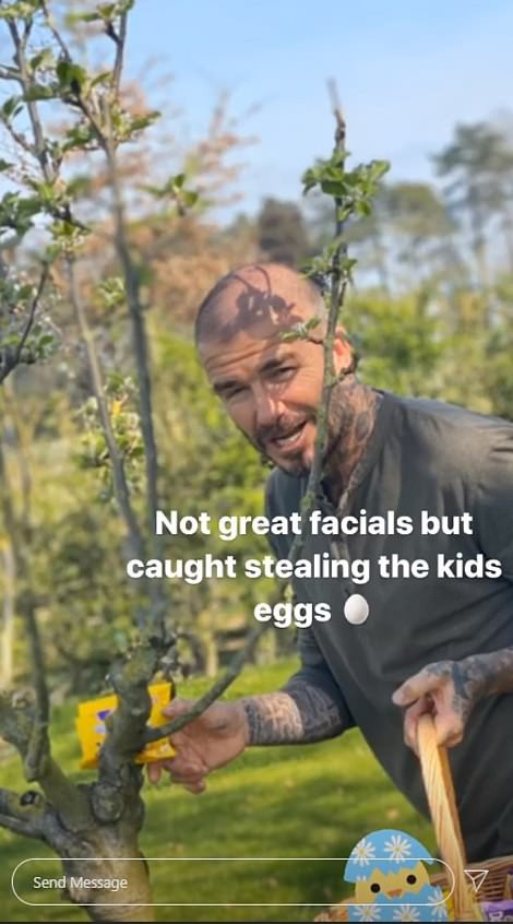 david beckham bi phat hien an trom socola cua cac con trong le phuc sinh hinh 1