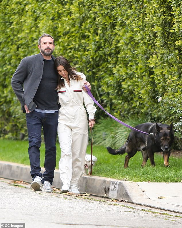 ben affleck tinh tu om ban gai kem 16 tuoi o noi cong cong hinh 1