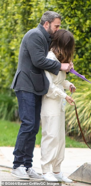 ben affleck tinh tu om ban gai kem 16 tuoi o noi cong cong hinh 3
