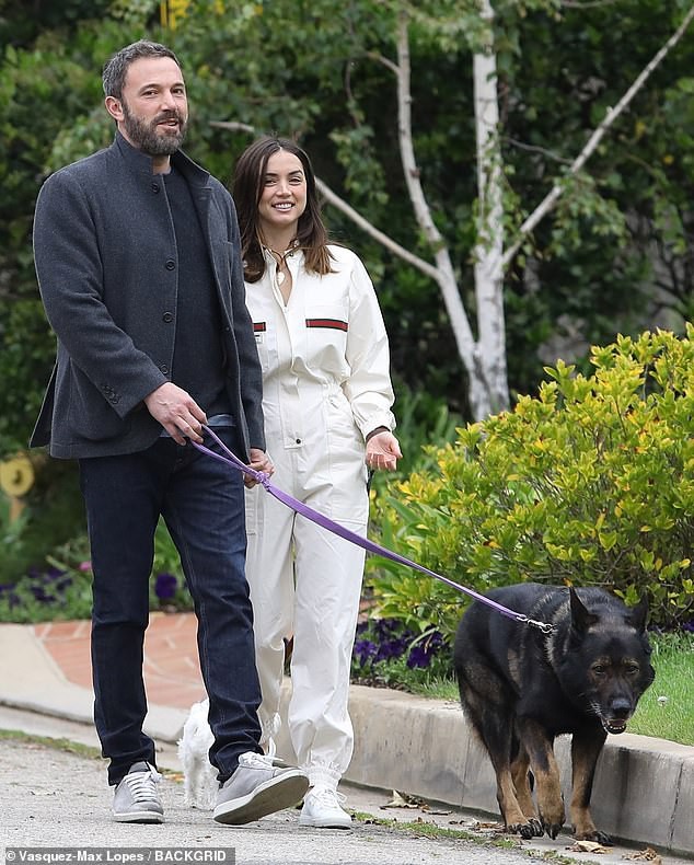 ben affleck tinh tu om ban gai kem 16 tuoi o noi cong cong hinh 5