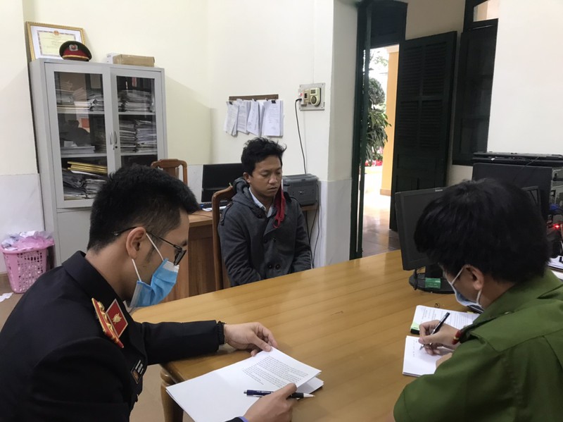 quang ninh khoi to 4 doi tuong hanh hung can bo phong dich hinh 4