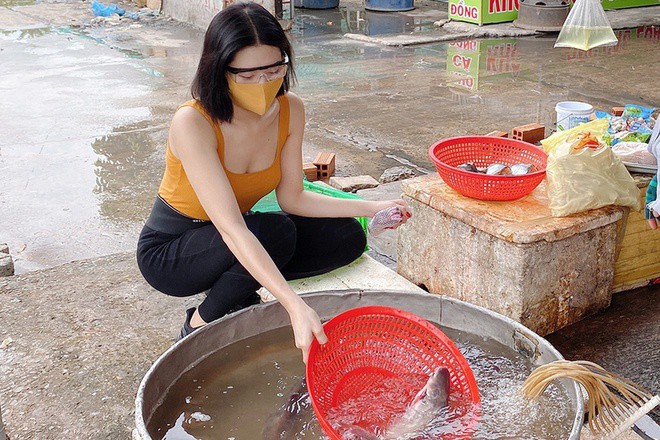 thuy ngan: 'toi cham di cho, gioi nau an hon khi ve que' hinh 2