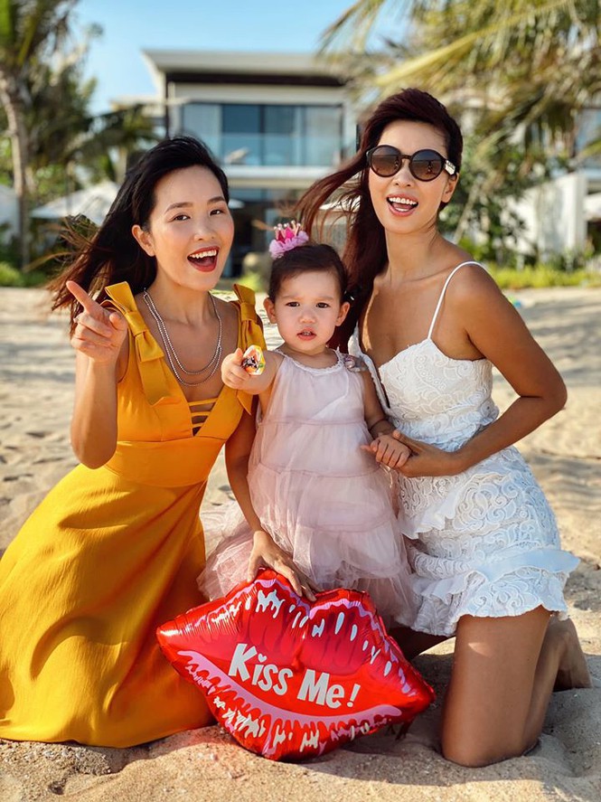 chuyen showbiz: khanh thi khoe anh ca nha "nhay mua" cuc dang yeu hinh 7