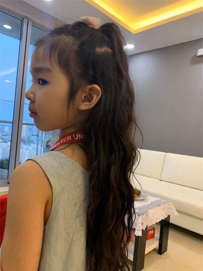 chuyen showbiz: khanh thi khoe anh ca nha "nhay mua" cuc dang yeu hinh 8