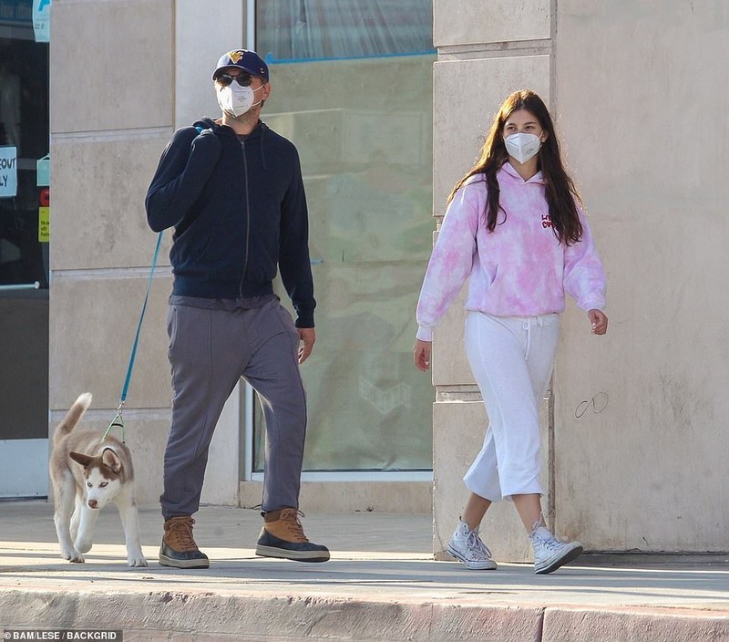 leonardo dicaprio va ban gai deo khau trang kin mit khi di dao pho hinh 1