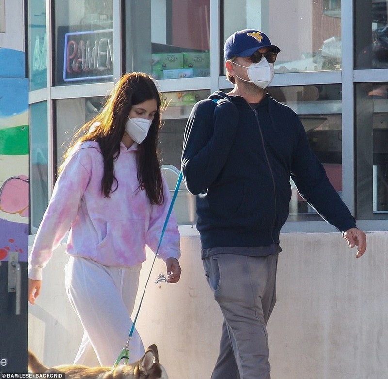 leonardo dicaprio va ban gai deo khau trang kin mit khi di dao pho hinh 2