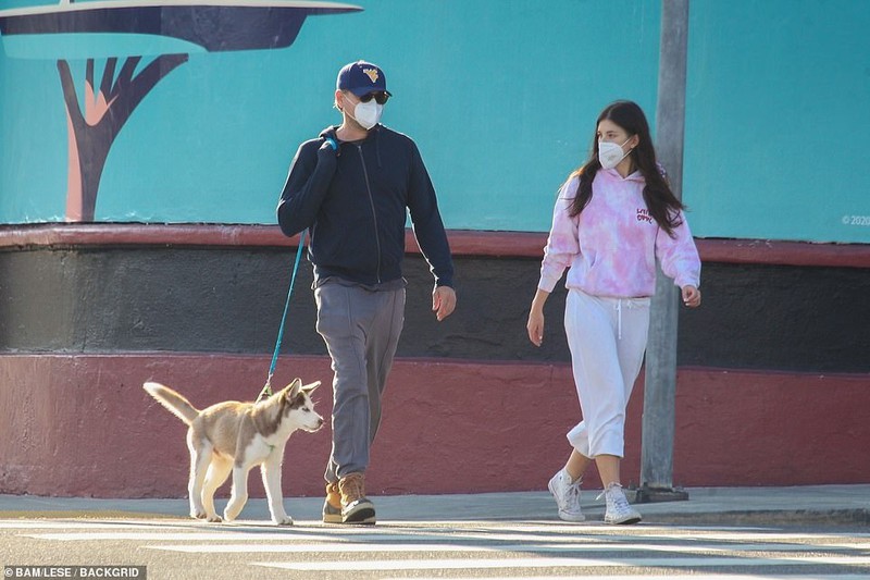 leonardo dicaprio va ban gai deo khau trang kin mit khi di dao pho hinh 7