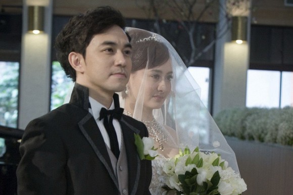 chuyen showbiz: ho ngoc ha mac do tam tao dang sanh dieu ben be boi hinh 4