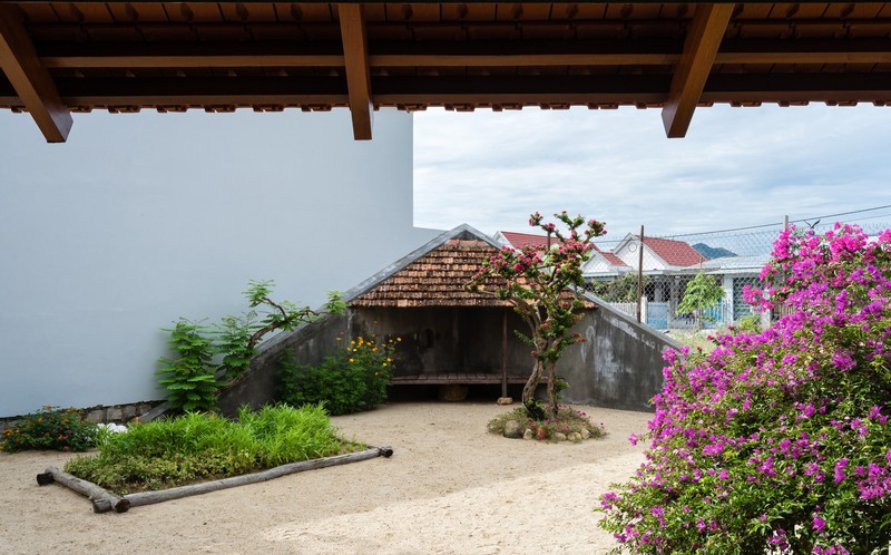 an tuong truoc ngoi nha lam tu hai khoi hinh tam giac hinh 4