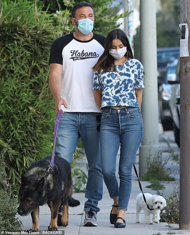 ben affleck va tinh tre deo khau trang dat thu cung di dao sau uoc muon co con hinh 2