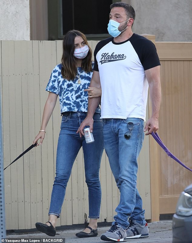 ben affleck va tinh tre deo khau trang dat thu cung di dao sau uoc muon co con hinh 3