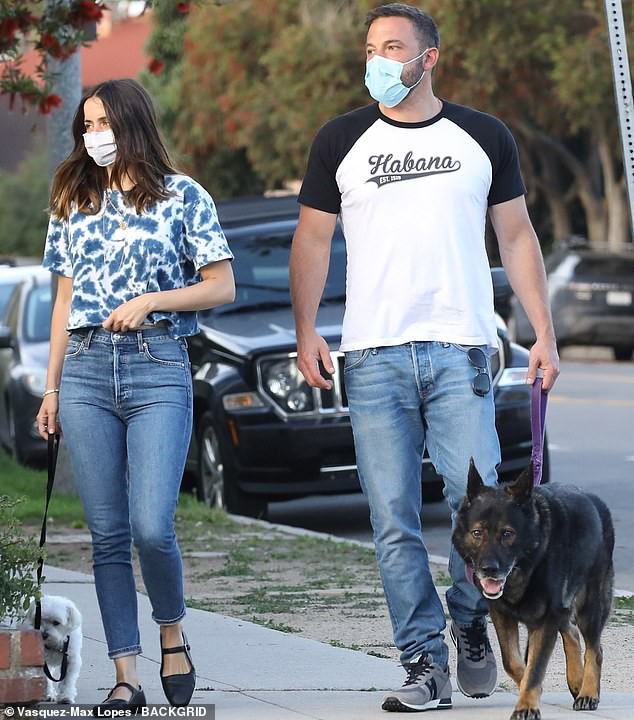 ben affleck va tinh tre deo khau trang dat thu cung di dao sau uoc muon co con hinh 4