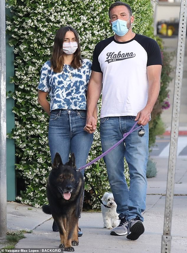 ben affleck va tinh tre deo khau trang dat thu cung di dao sau uoc muon co con hinh 6