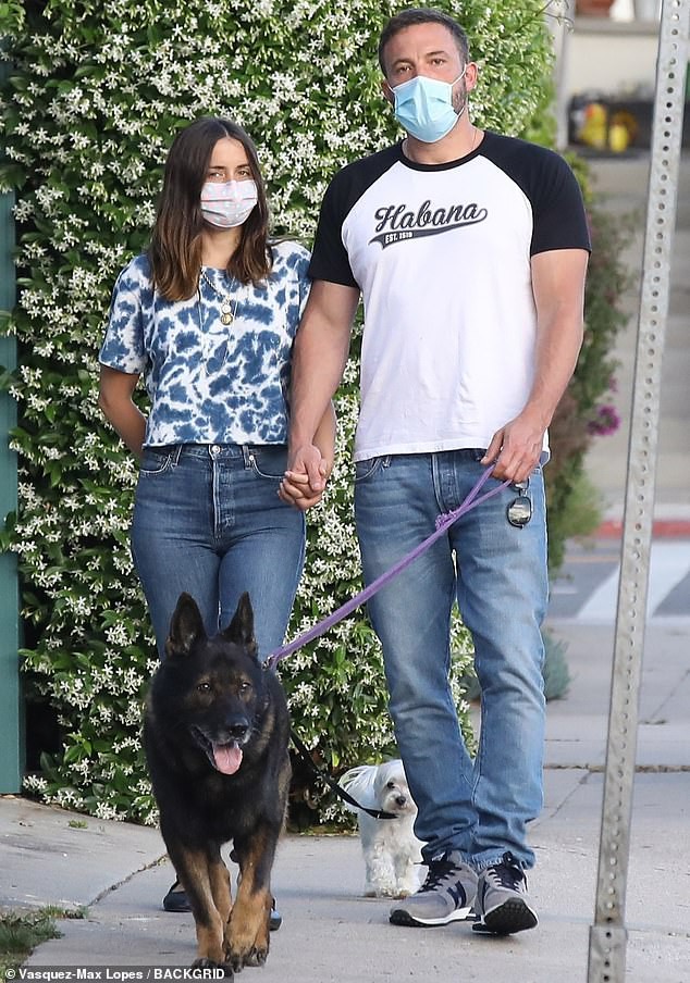 ben affleck va tinh tre deo khau trang dat thu cung di dao sau uoc muon co con hinh 7