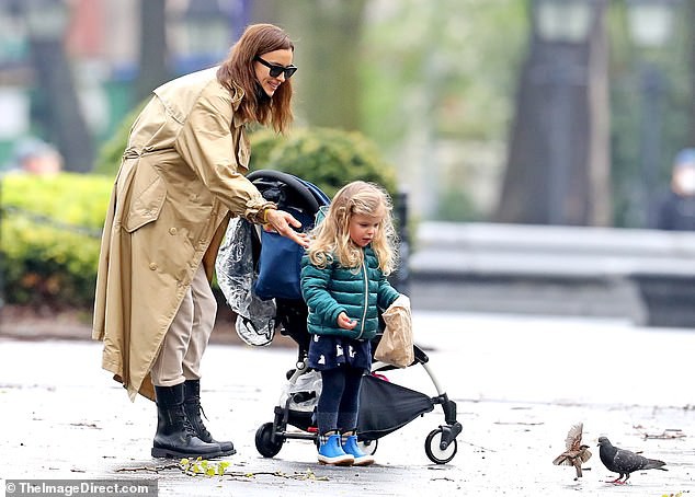 "chan dai" irina shayk vo tu ngoi vao xe day cua con khi ra pho dao choi hinh 4