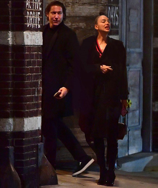 "chan dai" irina shayk vo tu ngoi vao xe day cua con khi ra pho dao choi hinh 7