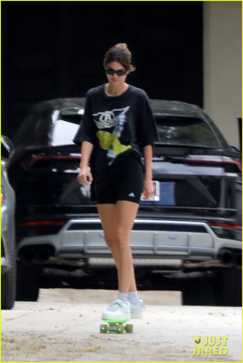 kendall jenner mac do khoe khoan, xinh dep truot patin cung ban be hinh 1