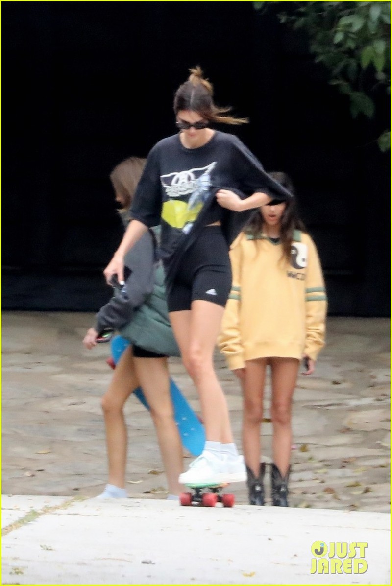 kendall jenner mac do khoe khoan, xinh dep truot patin cung ban be hinh 2
