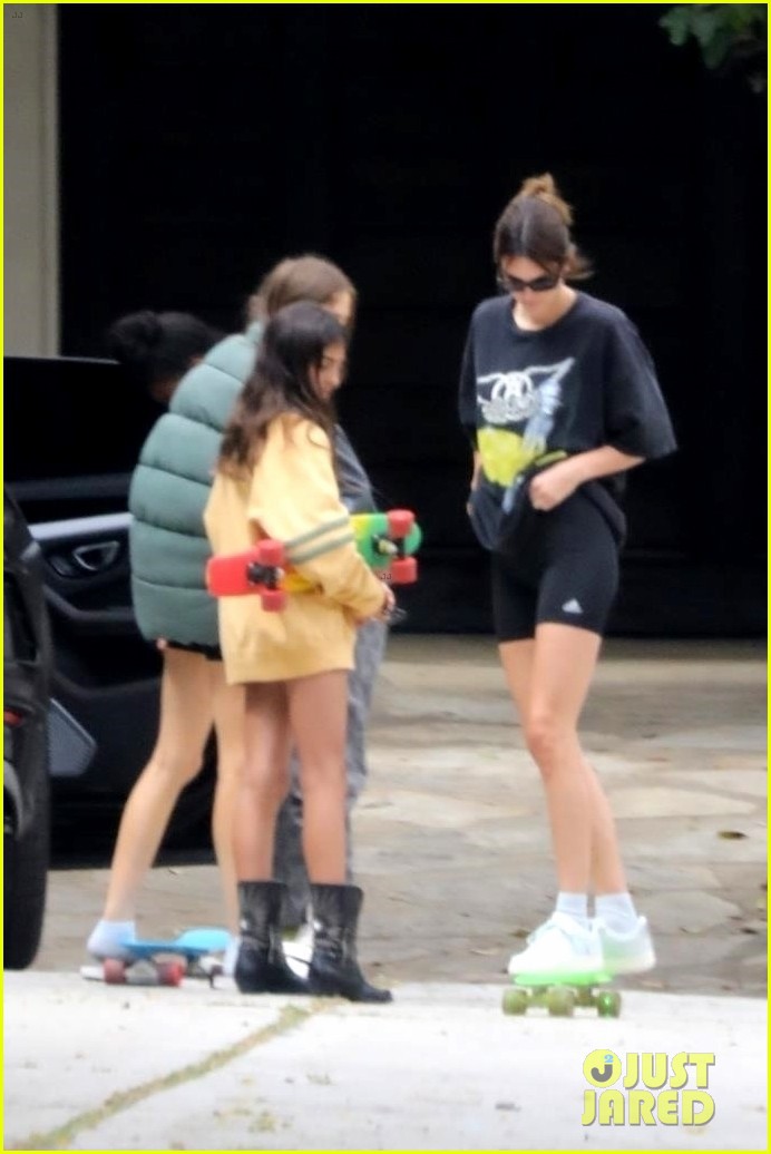 kendall jenner mac do khoe khoan, xinh dep truot patin cung ban be hinh 3