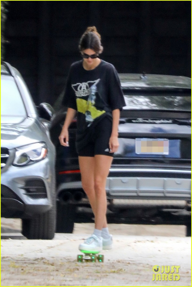 kendall jenner mac do khoe khoan, xinh dep truot patin cung ban be hinh 4