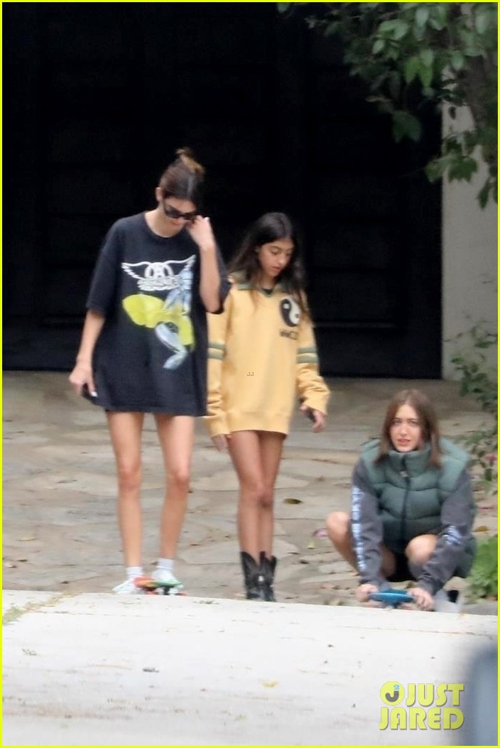 kendall jenner mac do khoe khoan, xinh dep truot patin cung ban be hinh 6
