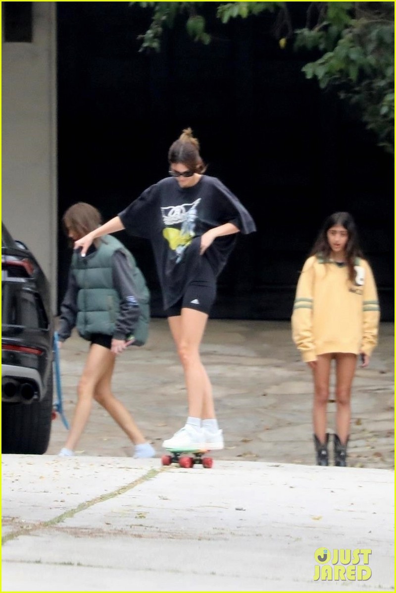 kendall jenner mac do khoe khoan, xinh dep truot patin cung ban be hinh 7
