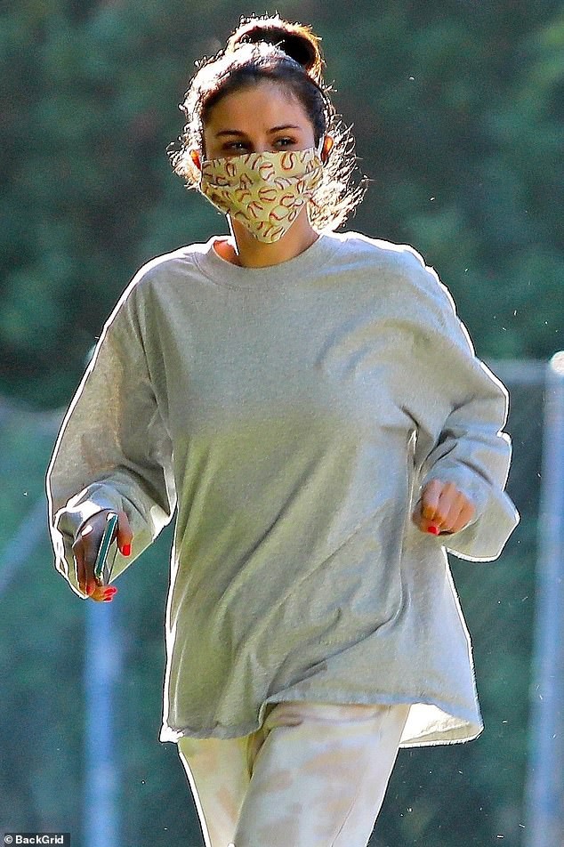 selena gomez deo khau trang kin mit, mac do xue xoa ra pho dao choi hinh 2