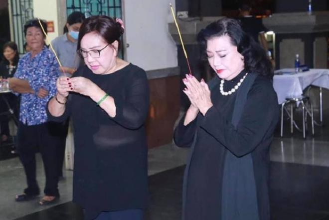 nsnd ngoc giau, le thuy den vieng nghe si cai luong "doi co luu" hinh 2