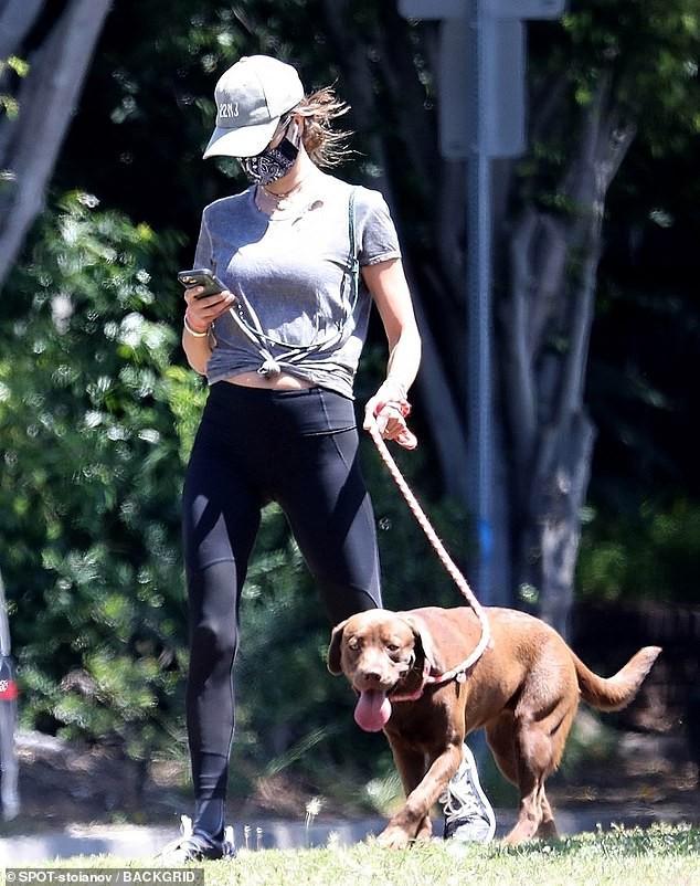 "chan dai" alessandra ambrosio deo khau trang kin mit, dat thu cung di dao hinh 5