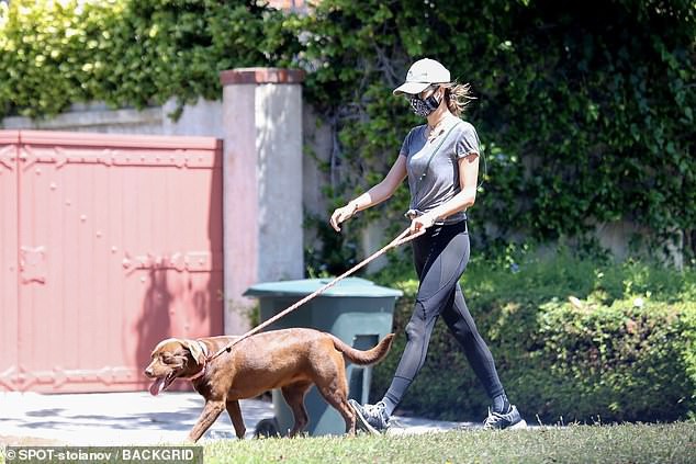 "chan dai" alessandra ambrosio deo khau trang kin mit, dat thu cung di dao hinh 6