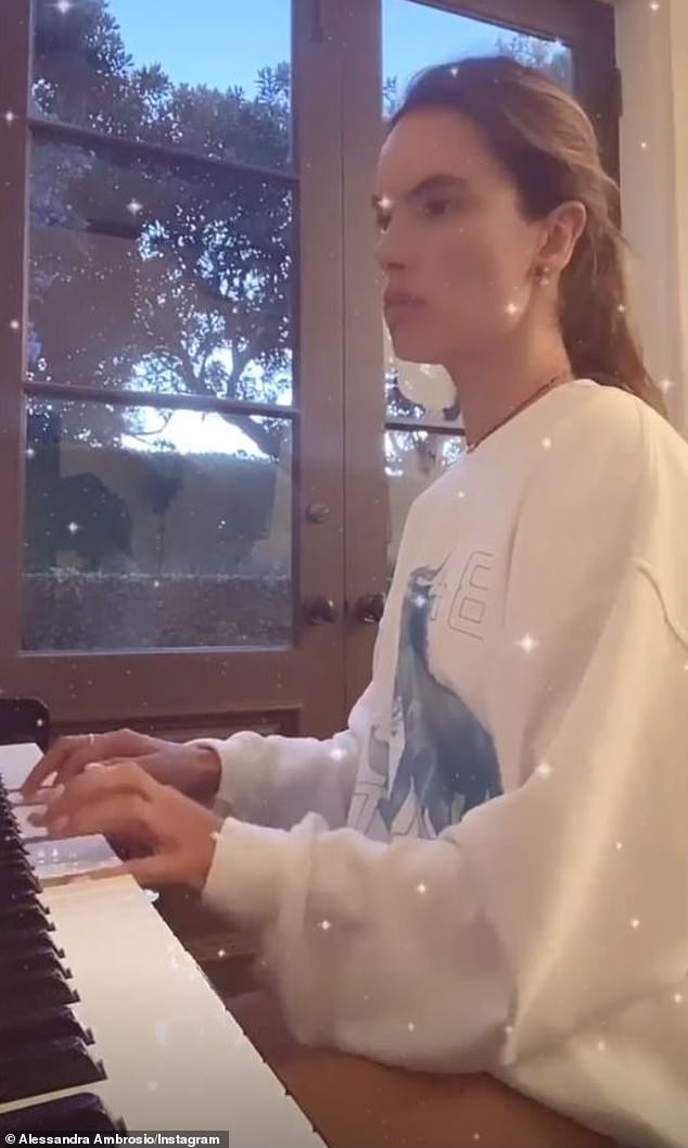 "chan dai" alessandra ambrosio deo khau trang kin mit, dat thu cung di dao hinh 7