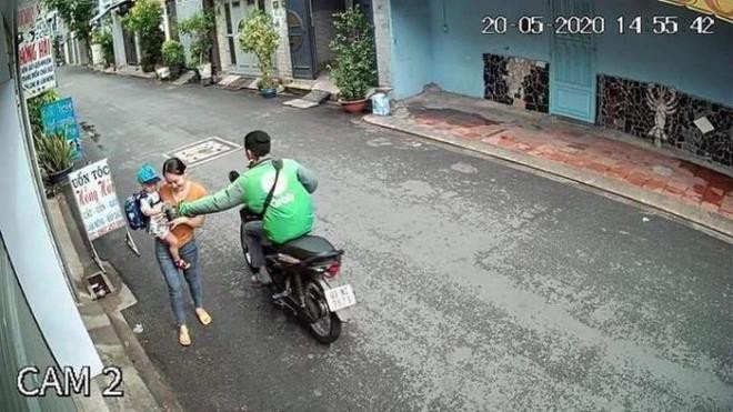 tam giu tai xe grabbike cuop dien thoai cua nguoi me dang be con hinh 1