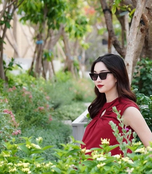 chuyen showbiz: hoa hau dang thu thao da ha sinh quy tu nang 3,5 kg hinh 1