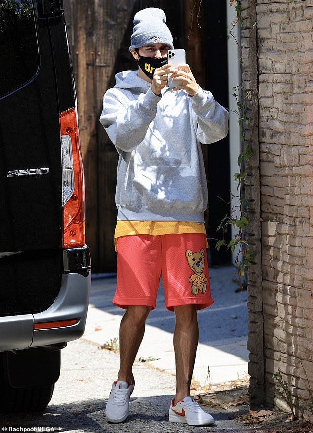justin bieber deo khau trang, mac do xue xoa ra pho ngay khi vua tro ve my hinh 1