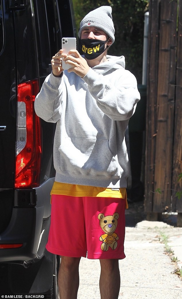 justin bieber deo khau trang, mac do xue xoa ra pho ngay khi vua tro ve my hinh 2