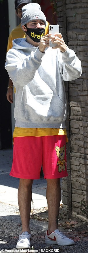 justin bieber deo khau trang, mac do xue xoa ra pho ngay khi vua tro ve my hinh 3