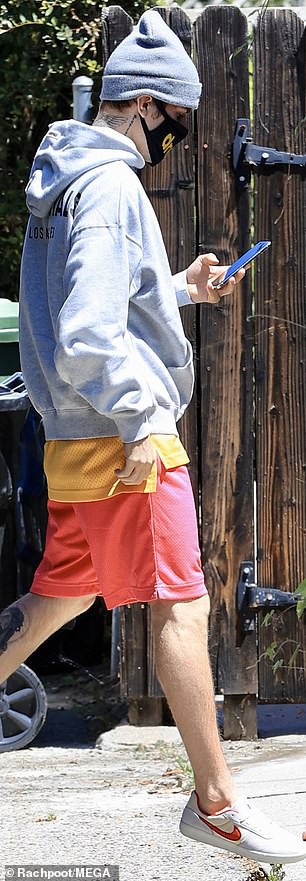 justin bieber deo khau trang, mac do xue xoa ra pho ngay khi vua tro ve my hinh 4